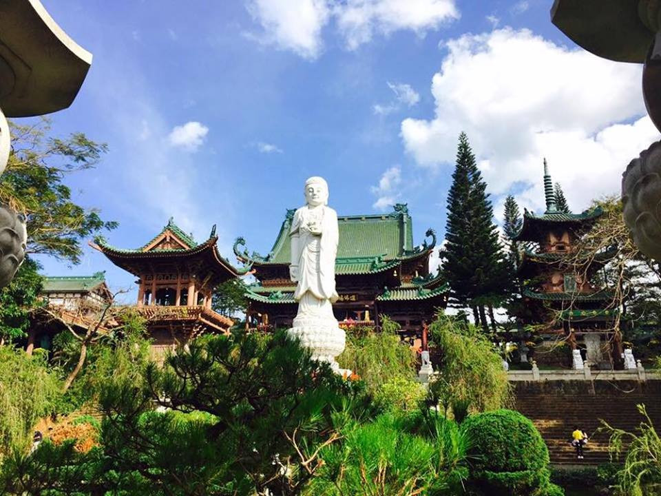 Trước sân chùa, bức tượng Di Đà uy nghi bằng đá cao 7,5m nặng gần 40 tấn đặt giữa lòng hồ mang tên Liên Trì.