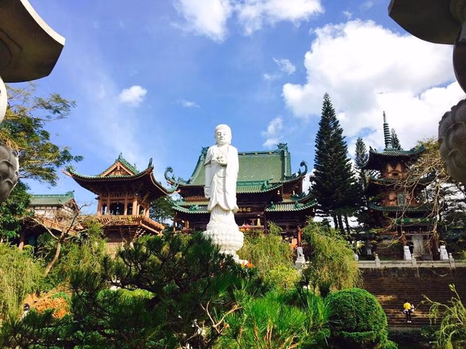 Trước sân chùa, bức tượng Di Đà uy nghi bằng đá cao 7,5m nặng gần 40 tấn đặt giữa lòng hồ mang tên Liên Trì.