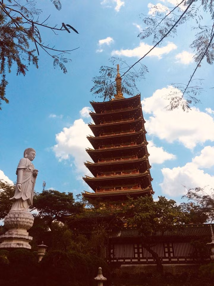 Điểm nhấn kiến trúc nổi bật của chùa là tòa Bảo tháp Xá lợi 9 tầng, cao 72m. Bảo tháp này được xây dựng theo cách “độc nhất, vô nhị” - tạo tác từ trên nóc xuống.