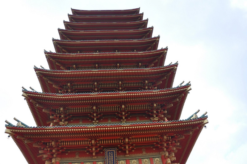 Tầng trên cùng nhỏ hơn nhiều, mỗi cạnh vuông chi có 3,6m. Sau khi các cột tháp và các tầng được làm xong, phần công việc còn lại được thực hiện tuần tự từ trên xuống dưới như xây tường, làm cửa, chạm khắc trang trí các tầng.