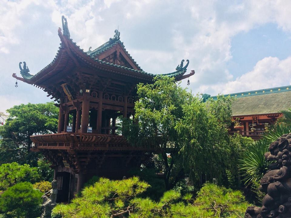 Không phải là một công trình cổ, nhưng với kiến trúc độc đáo, vẻ đẹp uy nghiêm, hàng năm chùa Minh Thành đón hàng nghìn lượt khách tham quan và dâng hương.