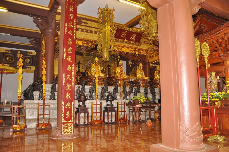 Bên trong chánh điện là bàn thờ Phật dài 6 m và cao 1,2 m. Bốn pho tượng Phật Bà nghìn tay nghìn mắt với chiều cao 8 m, ngang 3,5 m được đặt ở 4 góc của chánh điện. Các tượng Phật được bài trí áp vách với hơn 3.000 bức tượng.