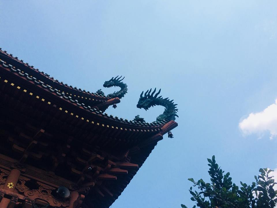 Không giống như những ngôi chùa khác mang đặc trưng của phật giáo Tiểu thừa, chùa Minh Thành chịu ảnh hưởng nhiều từ kiến trúc Trung Quốc và Nhật Bản.