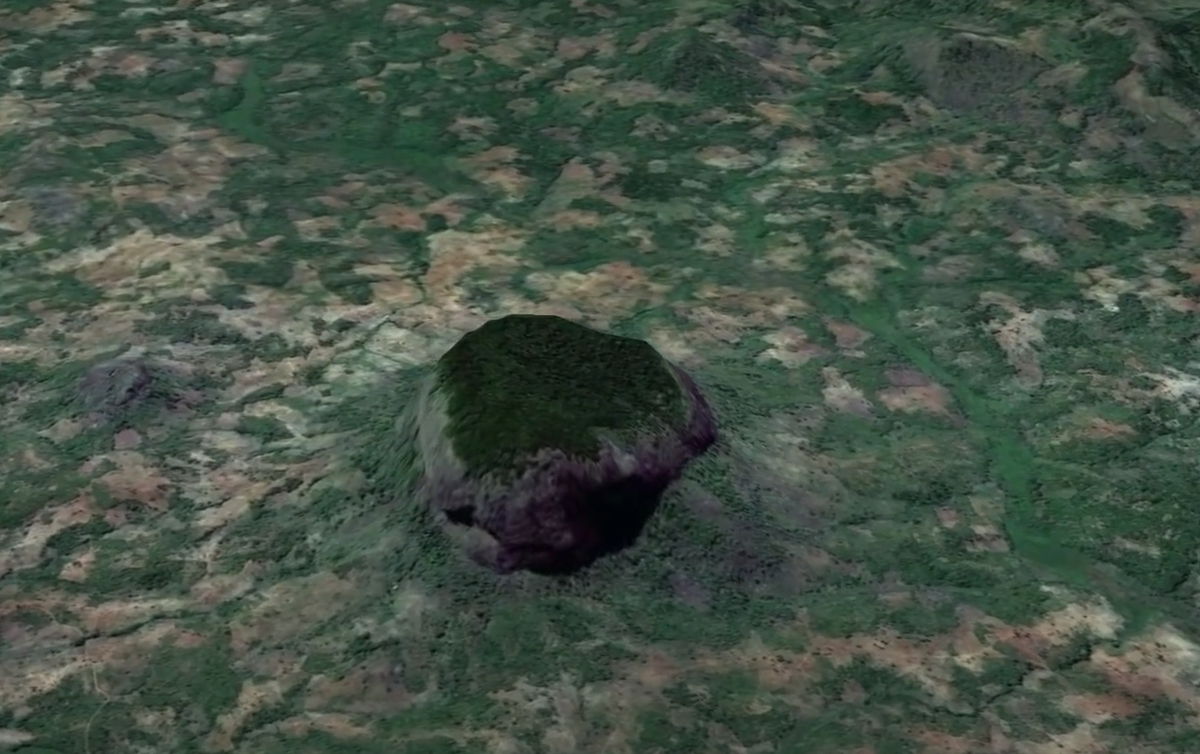 Tiến sĩ Julian Bayliss là một chuyên gia về bướm, người đã dành nhiều năm sử dụng Google Earth để nghiên cứu các khu rừng nhiệt đới Châu Phi. Năm 2012, ông chụp được hình ảnh một miệng hố trên đỉnh một ngọn núi ở Châu Phi. Ảnh: @Unexplained Mysteries.