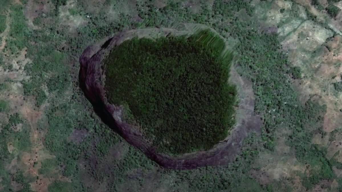 Tuy nhiên, hành trình leo lên ngọn núi tên là Lico không phải dễ dàng. Nhóm đã sử dụng máy bay không người lái để nhìn về phía trước, lập bản đồ đường đi. Nhưng sau khi lên đến đỉnh núi, nhóm của Bayliss đã tìm thấy một số điều ngạc nhiên. Ảnh: @Unexplained Mysteries. 