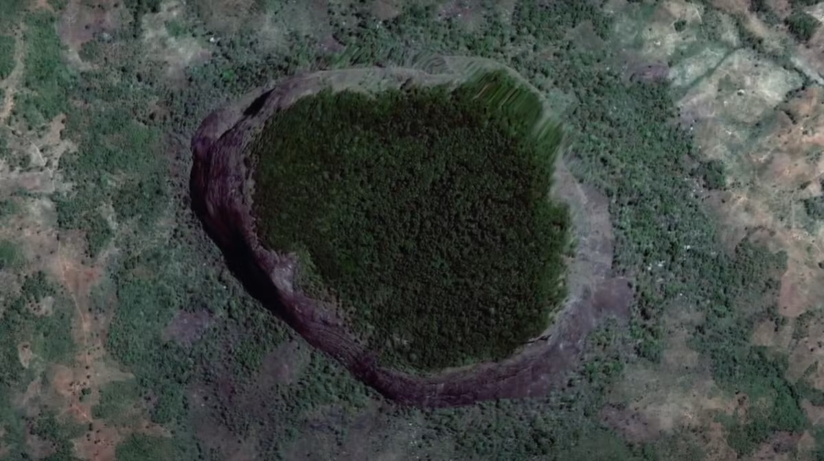 Tuy nhiên, hành trình leo lên ngọn núi tên là Lico không phải dễ dàng. Nhóm đã sử dụng máy bay không người lái để nhìn về phía trước, lập bản đồ đường đi. Nhưng sau khi lên đến đỉnh núi, nhóm của Bayliss đã tìm thấy một số điều ngạc nhiên. Ảnh: @Unexplained Mysteries. 