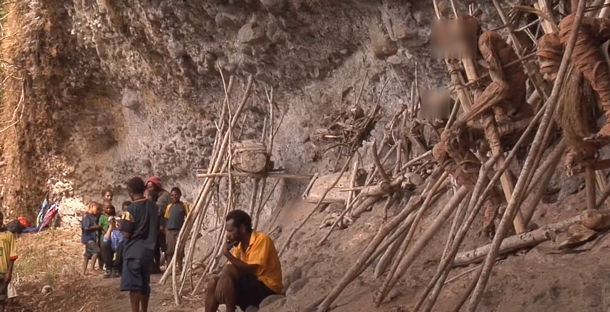 Tục ướp xác không chỉ được thực hiện ở Ai Cập. Trên thực tế, các bộ lạc ở vùng Cao nguyên nhiệt đới Papua New Guinea cũng có cách ướp xác riêng. Trong khi người Ai Cập cổ đại sử dụng muối, gia vị, thảo mộc để làm khô nước từ xác chết, thì người Papua lại có cách làm khác. Ảnh: @healingseekers.