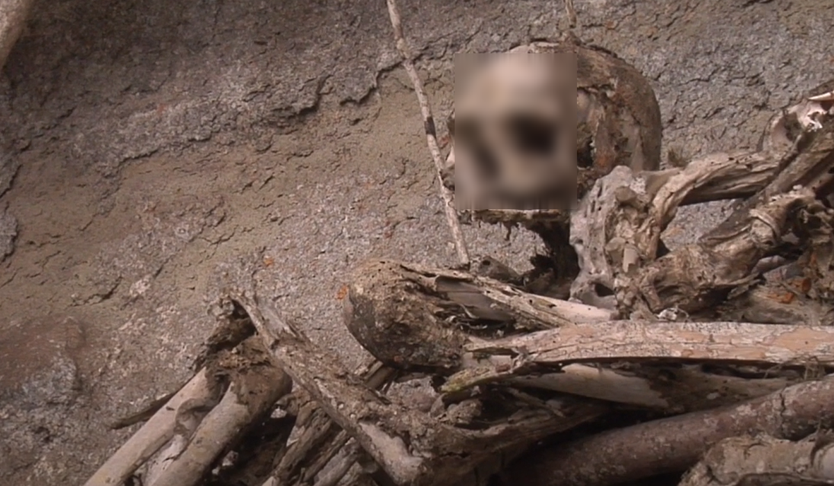 Bộ lạc Anga sử dụng nhiệt để đốt cháy độ ẩm từ xác chết. Họ sẽ treo xác chết trên lửa cho đến khi cháy đen. Sau đó, họ sẽ rạch xác chết ở phần đầu gối, khuỷu tay và bàn chân. Những thanh tre rỗng được chèn vào các vết rạch để giúp máu và chất lỏng chảy ra ngoài. Ảnh: @healingseekers.