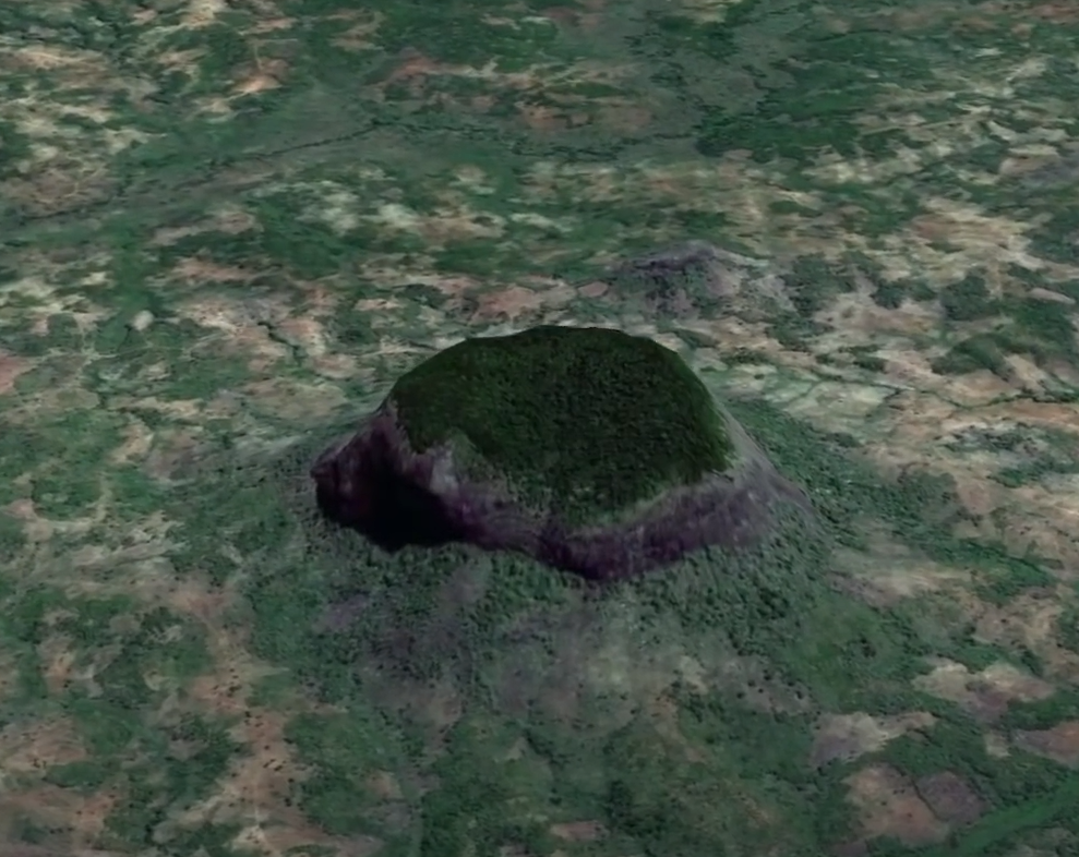 Bên trong miệng hố đó, có một khu rừng nhiệt đới nguyên sơ nằm sừng sững phía trên cao. Các nhà khoa học bị sốc trước khám phá này, nhưng cũng có phần hoài nghi. 5 năm sau, Bayliss dẫn 28 nhà nghiên cứu đến Mozambique để tìm hiểu những gì có trong khu rừng nguyên sơ đó. Ảnh: @Unexplained Mysteries.