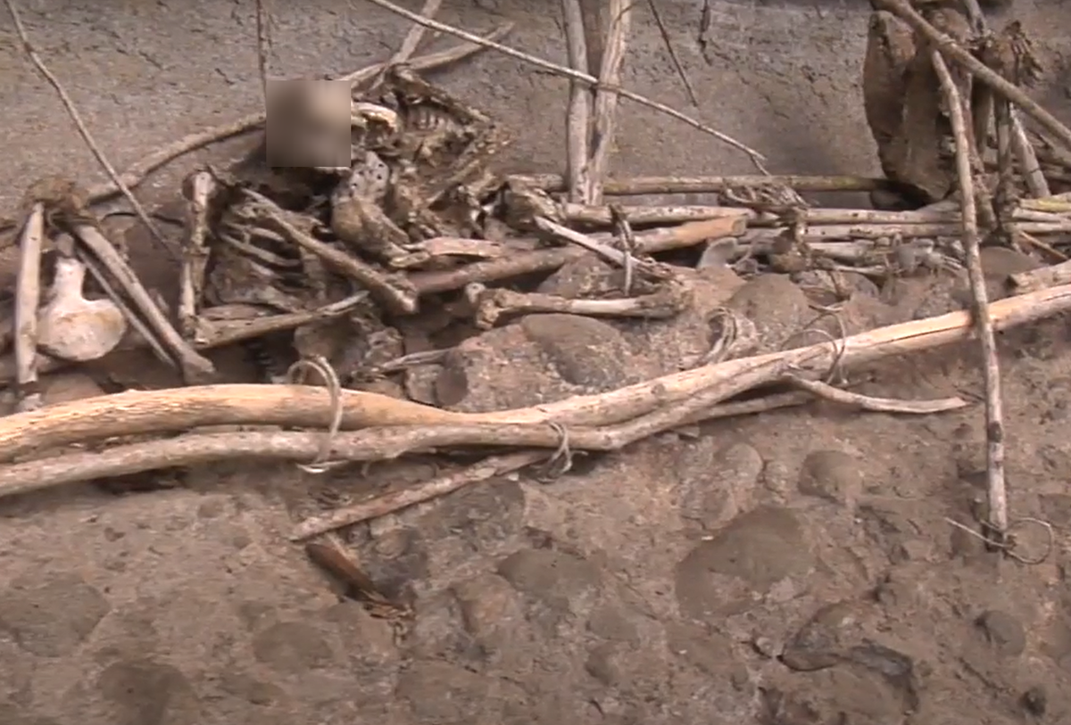 Cuối cùng, các xác chết khô được chống đỡ trên một vách đá nhìn xuống ngôi làng. Ngày nay, những câu chuyện kinh dị đằng sau quá trình tang lễ rùng rợn này vẫn mãi là một bí ẩn. Ảnh: @healingseekers.