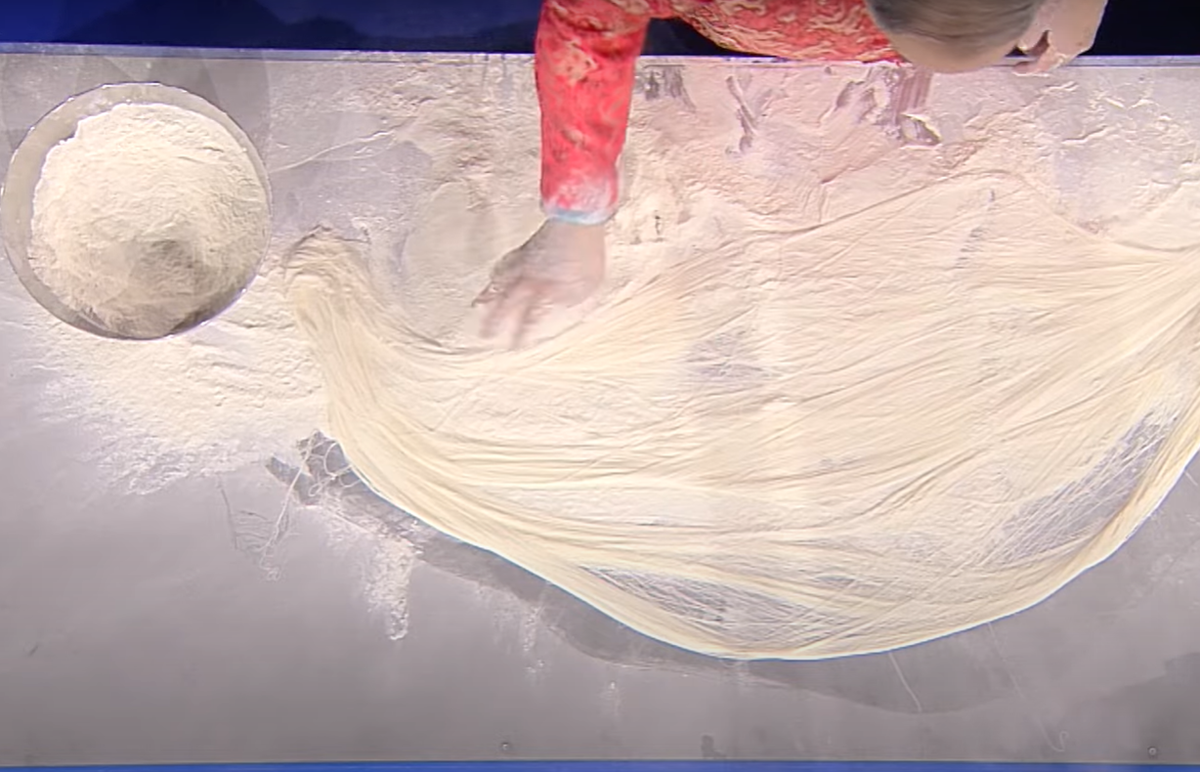 Nhưng sau đó, kỷ lục này đã bị một đầu bếp khác giành lấy, khi anh ấy tự tay làm ra sợi mì dày chỉ 0,14 mm. Tuy nhiên, kỷ lục của người này lại không được công nhận. Ảnh: @Guinness World Records.