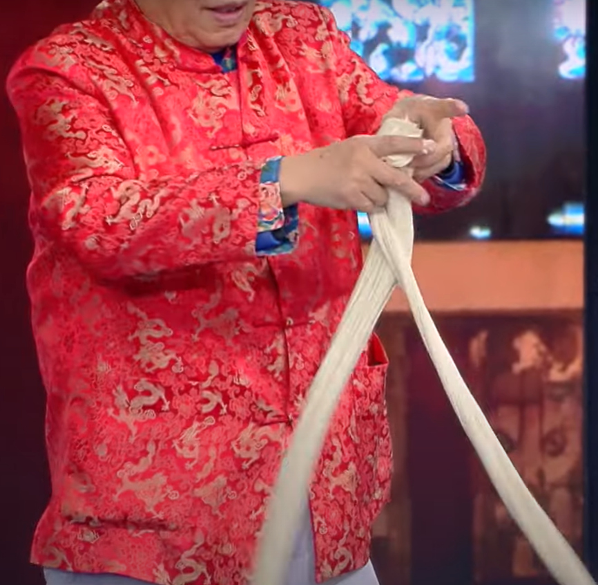 Đầu bếp Li Enhai đã sử dụng các kỹ thuật cắt, tách, tơi mì thủ công truyền thống với độ chính xác cực cao, chuyên nghiệp, mỗi sợi mì chỉ dày 0,18 mm. Ảnh: @Guinness World Records.