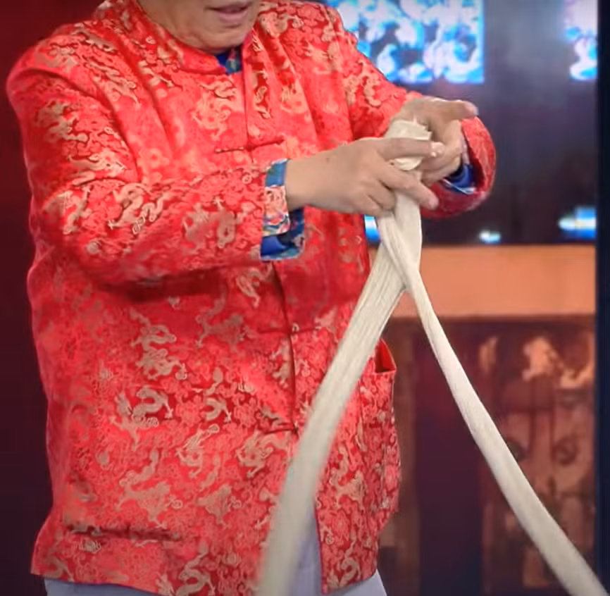 Đầu bếp Li Enhai đã sử dụng các kỹ thuật cắt, tách, tơi mì thủ công truyền thống với độ chính xác cực cao, chuyên nghiệp, mỗi sợi mì chỉ dày 0,18 mm. Ảnh: @Guinness World Records.