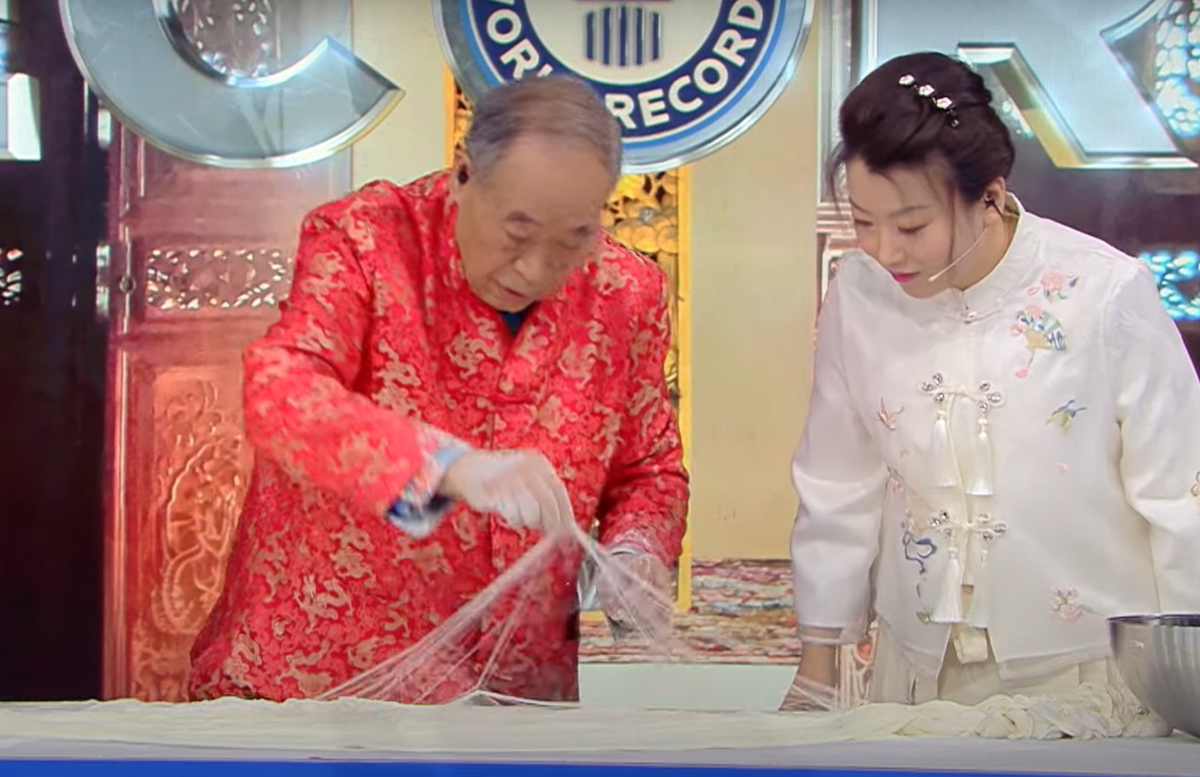 Li Enhai được biết đến trên khắp Trung Quốc là bậc thầy hàng đầu về chế biến, phục vụ những món ăn mì dài siêu mỏng, truyền thống và nguyên bản nhất. Ảnh: @Guinness World Records.