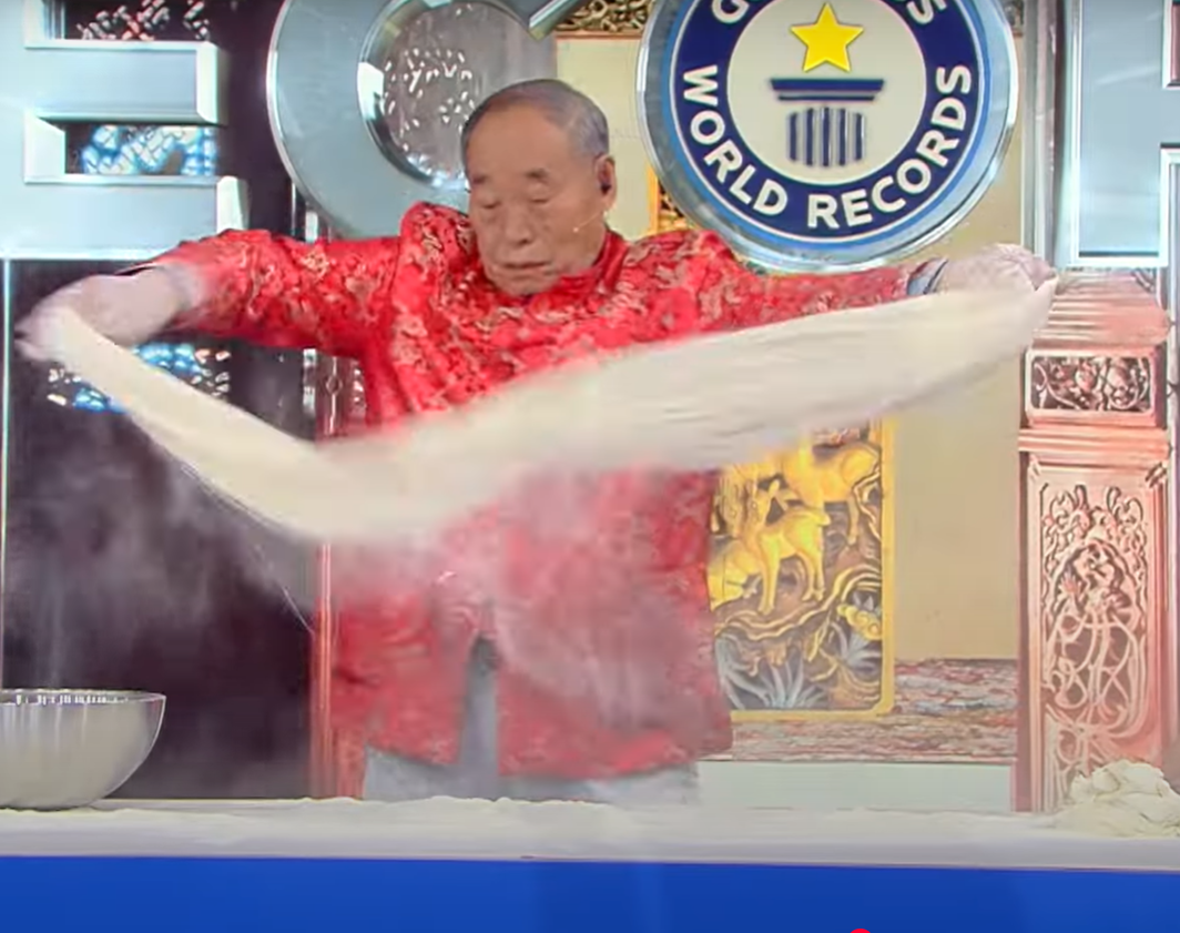 Li Enhai đã lần đầu tiên nắm giữ kỷ lục này vào năm 2010 tại Lo Show Dei Record của Ý, với sợi mì làm thủ công dày chỉ 0,33 mm. Ảnh: @Guinness World Records.