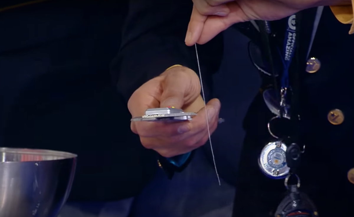 Ông Li Enhai cũng thường xuyên xuất hiện trên Đài Truyền hình Trung ương Trung Quốc, nơi ông được gọi là bậc thầy 'mì dài' số một! Ảnh: @Guinness World Records.