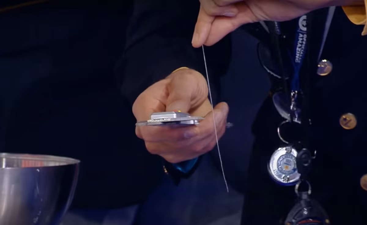 Ông Li Enhai cũng thường xuyên xuất hiện trên Đài Truyền hình Trung ương Trung Quốc, nơi ông được gọi là bậc thầy 'mì dài' số một! Ảnh: @Guinness World Records.