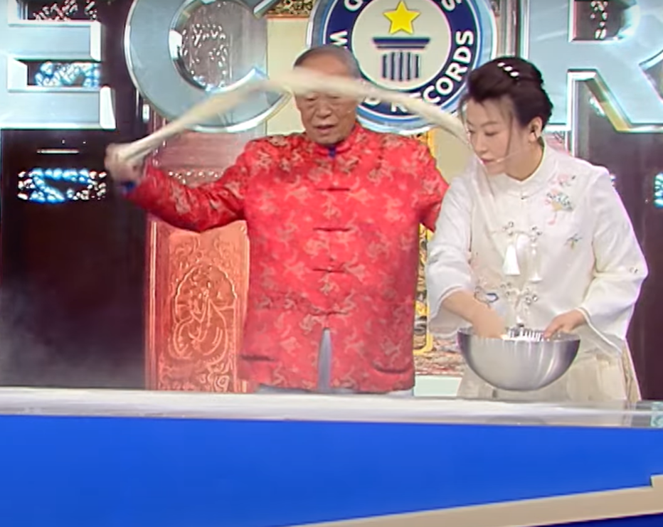 Người đầu bếp này tên là Li Enhai, ông ấy đã phá Kỷ lục Guinness Thế giới về sợi mì thủ công mỏng nhất tại trường quay Lo Show Dei Record ở Milan, Ý. Ảnh: @Guinness World Records.