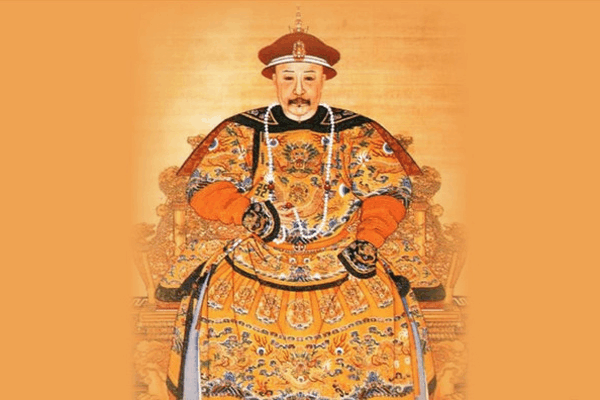 Lặn lội trong trốn quan trường đã lâu, Hòa Thân trong lòng tự hiểu, Càn Long Đế tuổi đã cao nên việc nhường ngôi chỉ còn là vấn đề sớm muộn. Để có thể duy trì lâu dài sự vinh hoa phú quý, Hòa Thân đã tranh thủ thực hiện nhiều việc mờ ám. Ảnh: baidu.com.