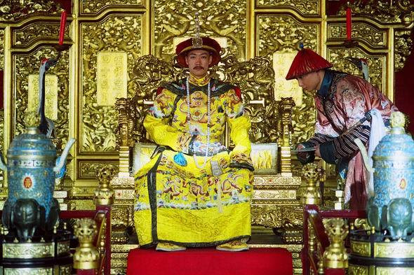 Để làm giảm bớt sự cảnh giác của Hòa Thân, Gia Khánh Đế thậm chí còn phê bình một số người phản đối Hòa Thân. Hòa Thân thấy Gia Khánh Đế bạc nhược như vậy nên cho rằng Hoàng đế mới không quá đáng sợ, nên dần dần giảm bớt sự cảnh giác với Gia Khánh Đế. Tạo hình Gia Khánh Đế trên phim, nguồn: baidu.com.