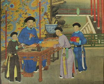 Chính vì thế, lời nói của Hòa Thân khiến Càn Long Đế cảm thấy nghi ngờ, chẳng lẽ Hoàng đế mới lại muốn đoạt quyền? Thế nên, Càn Long liền hỏi quân cơ đại thần bên cạnh mình là Đổng Cáo, Gia Khánh Đế làm như vậy có phạm vào điều gì trong Đại Thanh luật không. Đổng Cáo biết rõ bụng dạ của Hòa Thân, liền quỳ xuống trước mặt Càn Long Đế khuyên giải: “Thánh chủ vô quá ngôn”. Càn Long Đế khi nghe xong, cảm thấy có lý nên không truy cứu chuyện này nữa”. Ảnh: baidu.com.