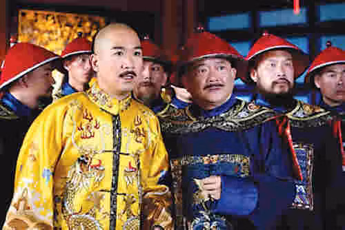 Trước hết, Hòa Thân thực hiện các hạn chế đối với Gia Khánh Đế sắp nắm đại quyền, phòng trừ thế lực của Gia Khánh Đế ngày một to lớn. Chu Khuê từng là thầy giáo của Gia Khánh Đế, hai người có quan hệ rất tốt. Sau khi Gia Khánh kế vị, Chu Khuê từng nộp tụng sách lên triều đình. Hoàng đế mới lên ngôi, thần tử nộp tụng sách là điều hết sức bình thường. Tạo hình Càn Long Đế và Hòa Thân trên phim, nguồn: baidu.com.