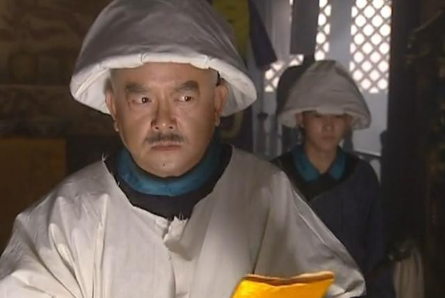 Năm Gia Khánh thứ tư (năm 1799), Càn Long Đế băng hà. Mất đi sự bảo hộ của Thái thượng hoàng, Hòa Thân cũng chỉ là một thần tử bình thường. Gia Khánh Đế lúc này vô cùng căm phẫn Hòa Thân. Các đại thần trước đây xưng huynh đệ với Hòa Thân, khi biết được tâm ý của Gia Khánh Đế liền bắt đầu tránh xa Hòa Thân... Các đại thần trong triều bắt đầu thi nhau tố cáo Hòa Thân, ban đầu chỉ là yêu cầu tước bỏ quan tước của Hòa Thân, cuối cùng là yêu cầu xử tội chết đối với ông ta. Nhân vật Hòa Thân được xây dựng trên phim ảnh, nguồn: baidu.com.