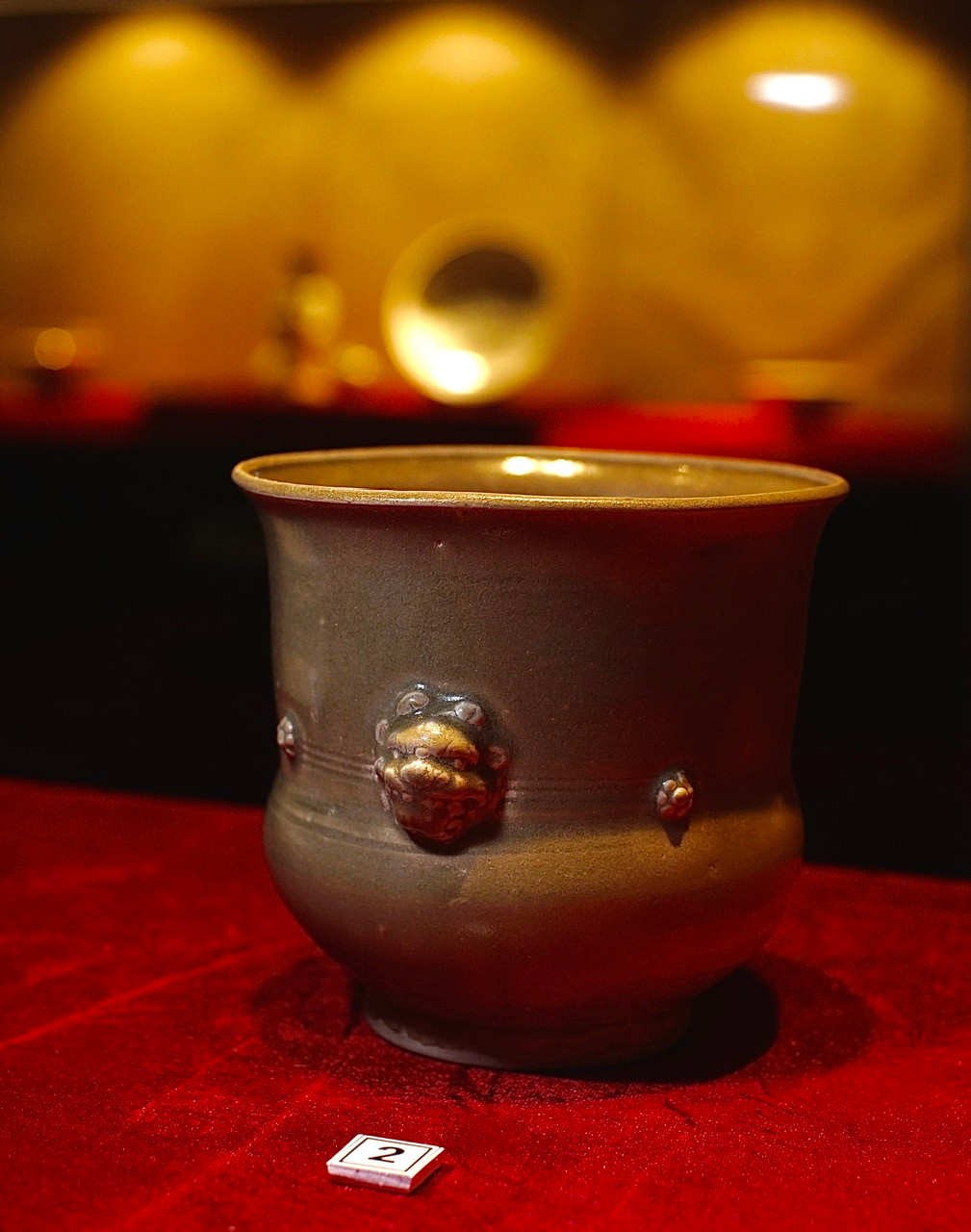 Âu gốm mặt hổ phù có niên đại vào đời nhà Trần, thế kỷ 13-14.