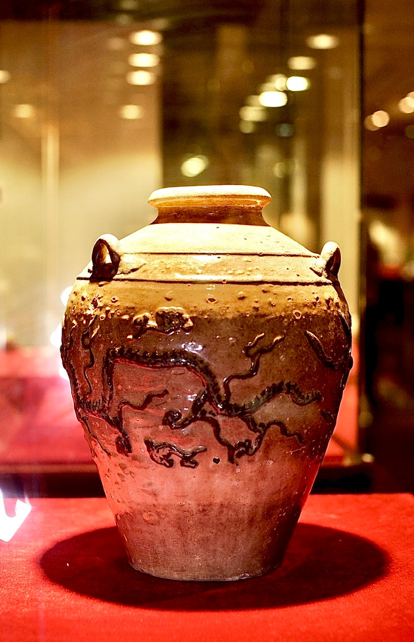 Chum rồng gốm của nhà sưu tập Dương Danh Phát có niên đại thế kỷ 15-16.