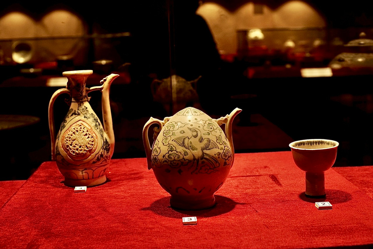 Từ thế kỷ XIV (thời Lê sơ), gốm hoa lam bắt đầu xuất hiện và phát triển mà trước đó ở thời Lý, hầu như chưa thấy. Phổ biến nhất là những chiếc bát, đĩa, có trôn to, cao, không tỉ lệ với thân, và dưới đáy thường được láng men nâu. Từ trái sang: Ấm hoa lam vẽ người, ấm trái đào, tước thụt thò có niên đại thế kỷ 15.