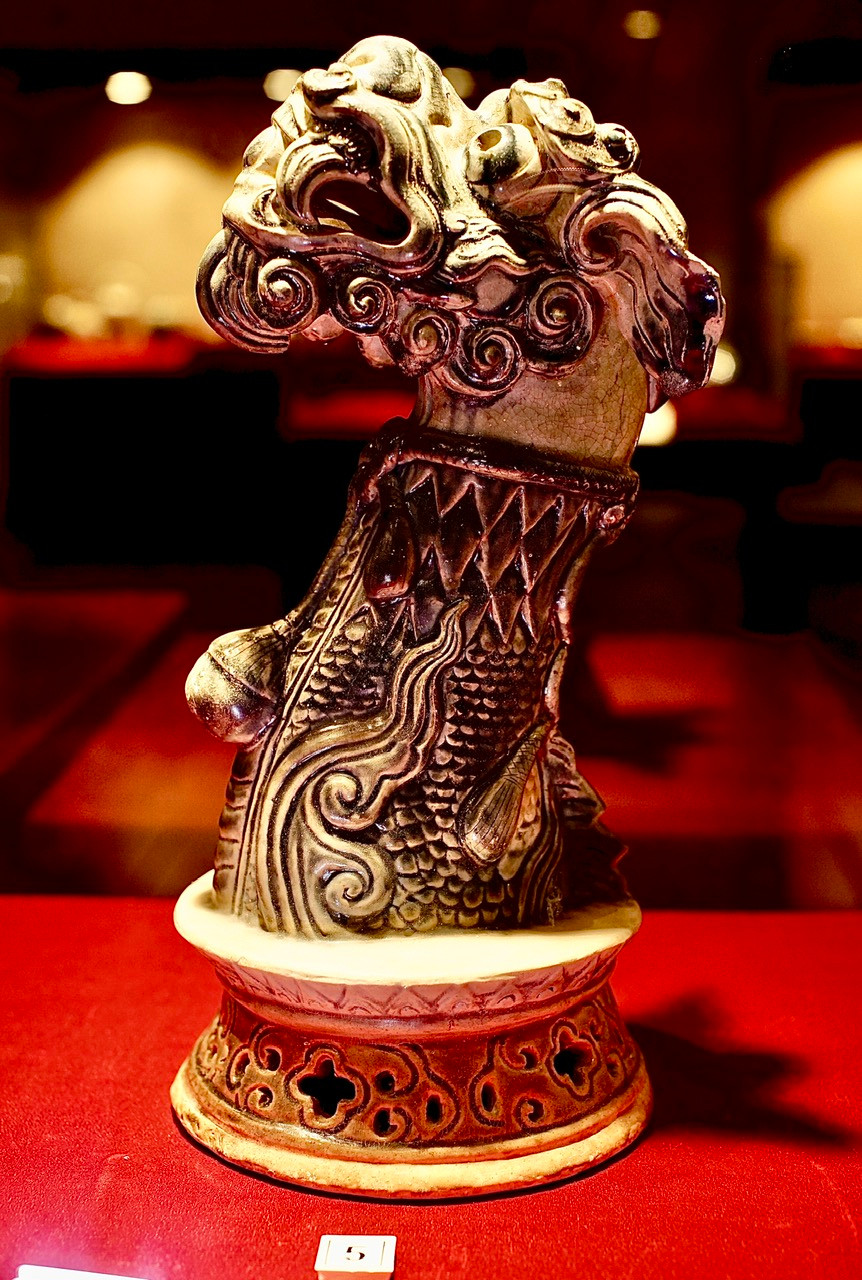 Màu men lam xám giản dị, trầm lắng, được thợ gốm tạo nên các sắc độ men đậm nhạt trên nền cốt thai mang đồ án trang trí đậm văn hóa dân gian như rồng, phượng, nghê. Trong ảnh: Tượng nghê (phần đầu và cổ) chất liệu gốm, men lam xám, niên đại thế kỷ 15 của nhà sưu tập Phạm Ngọc Tuân.