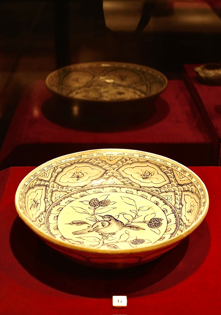 Đĩa gốm, men tam thái, trang trí chim và hoa. Có niên đại thế kỷ 15 của nhà sưu tập Vũ Anh Tuấn.