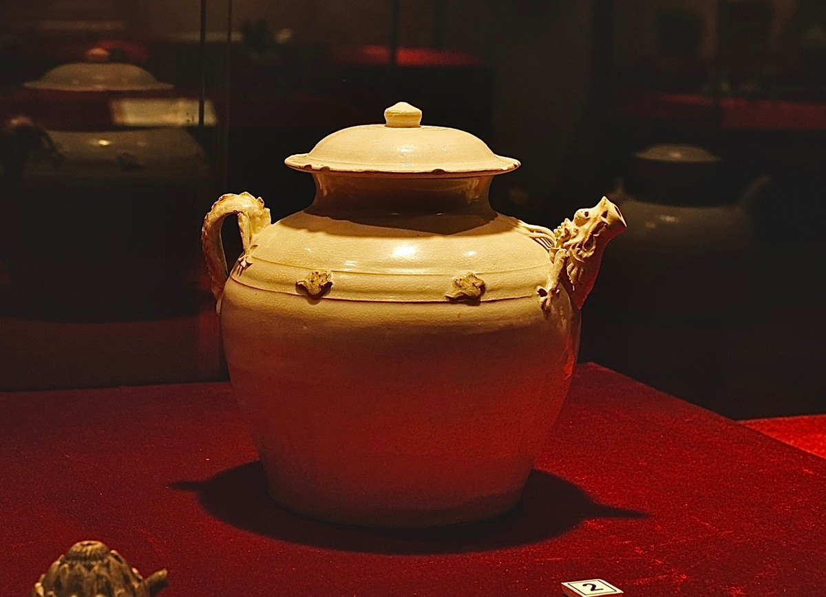 Ấm đầu rồng đuôi rồng gốm, niên đại thế kỷ 14-15.