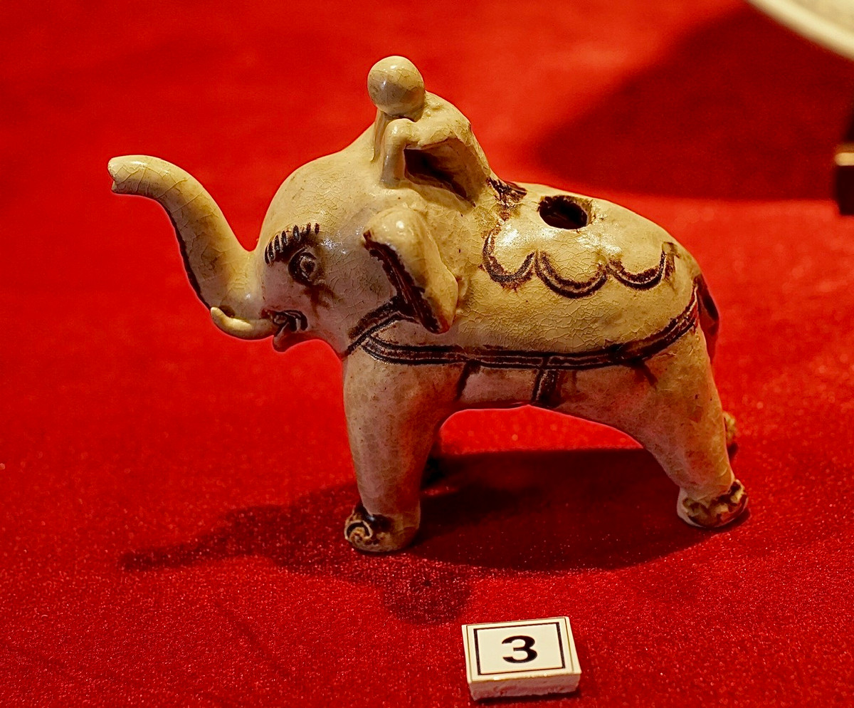  Gốm men vàng, men lục, men trắng ngà, men ngọc, men lam xám, men nhiều màu… nay đã được định danh một cách cụ thể về niên đại, nguồn gốc là gốm Việt cổ. Trong ảnh: Tượng voi có người cưỡi, gốm, men trắng hoa nâu. Niên đại thế kỷ 11-13.