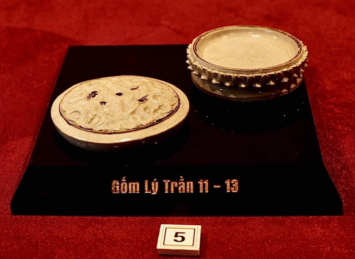 Kỷ phấn có nắp, chất liệu gốm, ám họa hình rồng, niên đại thế kỷ 11-13 của nhà sưu tầm Nguyễn Tuấn Công.