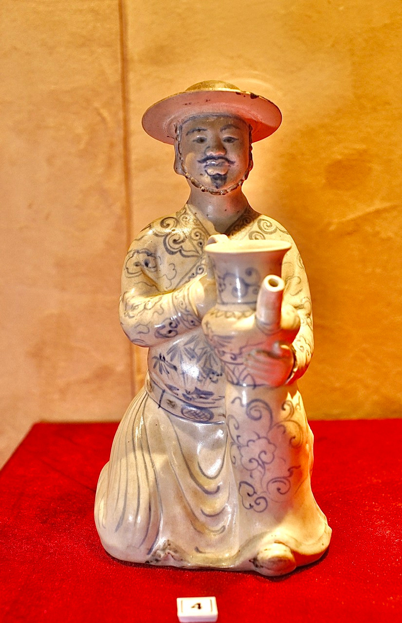 Tượng người dâng trà, gốm, men trắng vẽ lam. Niên đại thế kỷ 15 của nhà sưu tập Trần Ngọc Việt.