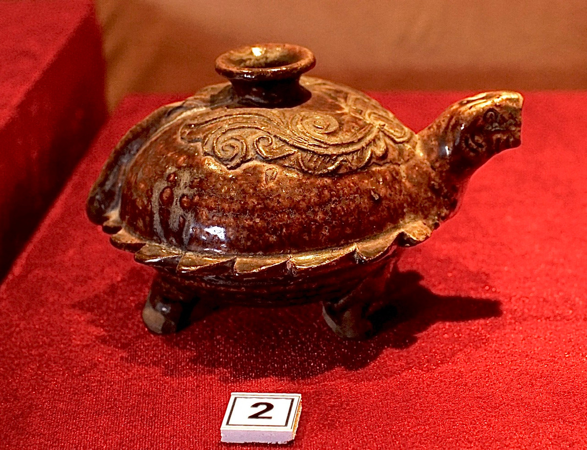 Ấm hình rùa, gốm, men nâu niên đại thế kỷ 16-17. (Ảnh trong bài được chụp tại Bảo tàng Hà Nội).