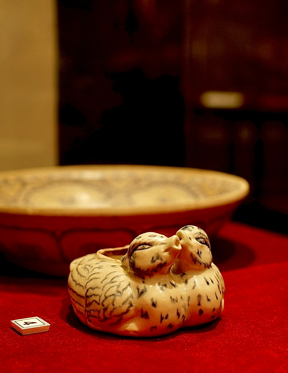 Tượng đôi uyên ương, gốm, men trắng vẽ lam. Niên đại thế kỷ 15.