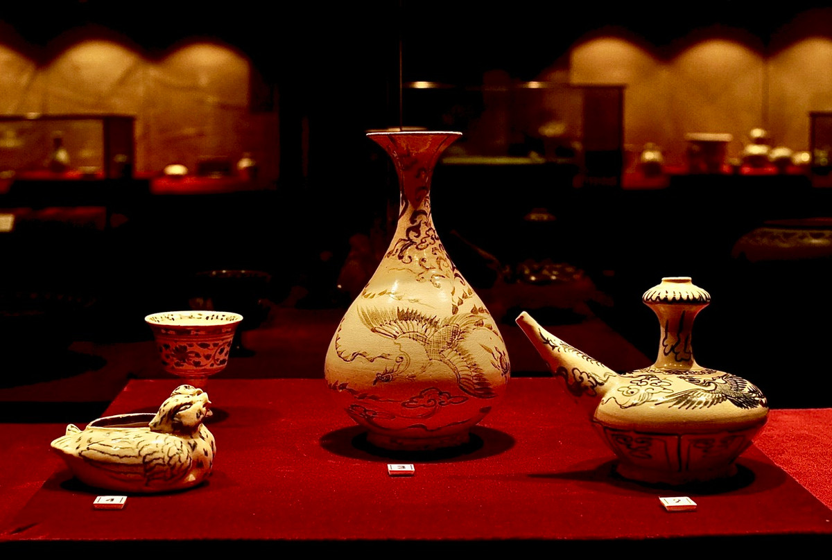 Lọ gốm men trắng vẽ nâu, trang trí chim phượng, niên đại thế kỷ 13-14.