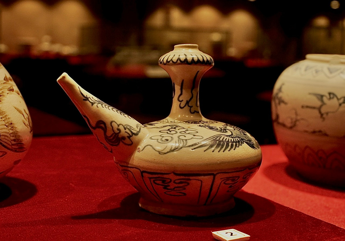 Kendi, gốm, men trắng vẽ lam, trang trí chim phượng, niên đại thế kỷ 15.