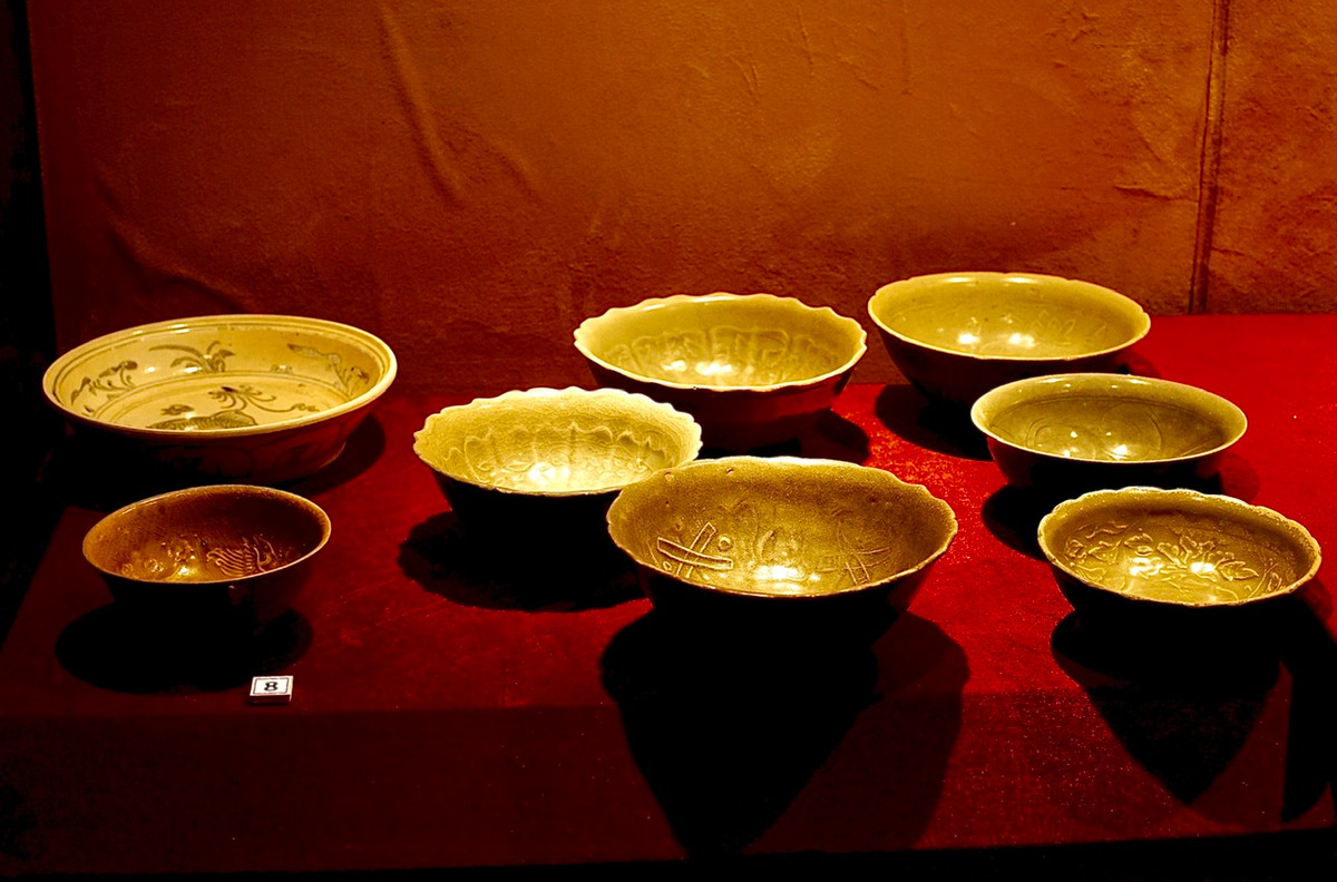 Người Việt ở thời Trần bắt đầu chế tác gốm men ngọc, Trong ảnh: Bát gốm, men ngọc có niên đại thế kỷ 12-13 của nhà sưu tập Phùng Kim Oanh.