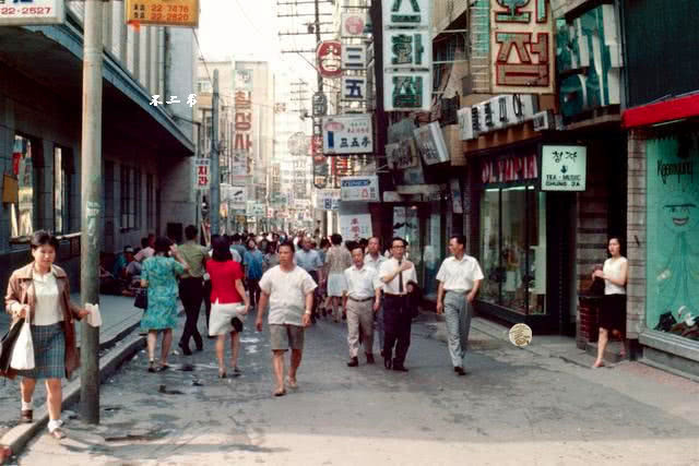 Ảnh chụp khu phố trung tâm thành phố Seoul với dòng người qua lại tấp nập. Ảnh : sina.com.cn.