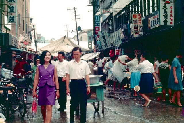 Ảnh chụp tại một con phố tại Seoul vào năm 1960. Lúc này, Seoul phát triển mạnh mẽ. Ảnh : sina.com.cn.