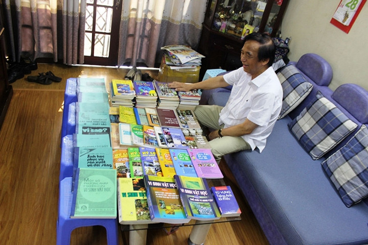  GS. TS. NGND. Nguyễn Lân Dũng, tác giả bộ sách Hỏi đáp về mọi chuyện, không chỉ là nhà khoa học, nhà giáo nổi tiếng, ông còn được biết đến là tác giả của nhiều cuốn sách có giá trị rất được bạn đọc yêu thích. Thông qua những cuốn sách, GS. TS. NGND. Nguyễn Lân Dũng mong muốn đem những kiến thức mà mình tích lũy được để giúp ích cho xã hội.