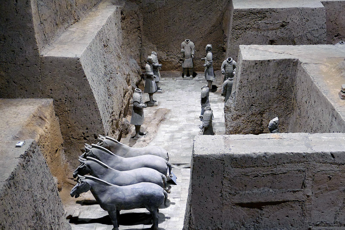 Trong quá trình khai quật các hố chứa đội quân đất nung, các nhà khảo cổ học còn tìm thấy khoảng 40.000 vũ khí bằng đồng, bao gồm rìu chiến, nỏ, đầu mũi tên và giáo. Ảnh: @Smarthistory.