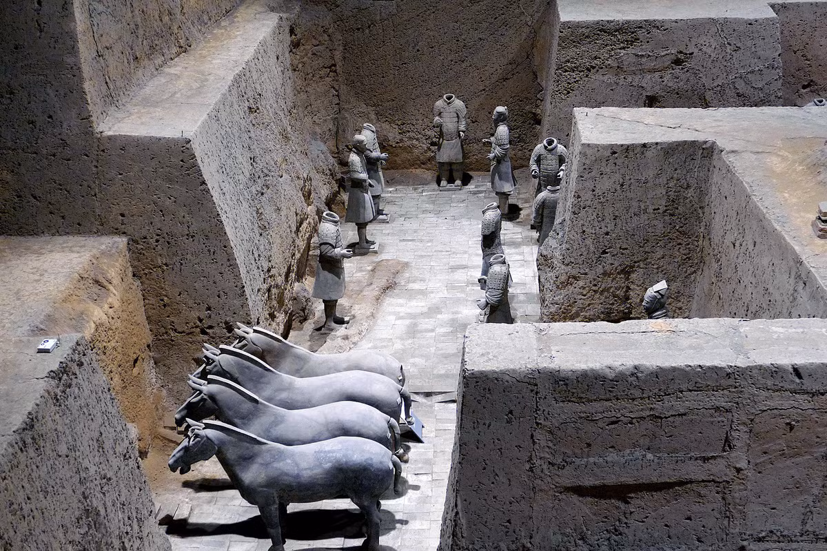 Trong quá trình khai quật các hố chứa đội quân đất nung, các nhà khảo cổ học còn tìm thấy khoảng 40.000 vũ khí bằng đồng, bao gồm rìu chiến, nỏ, đầu mũi tên và giáo. Ảnh: @Smarthistory.