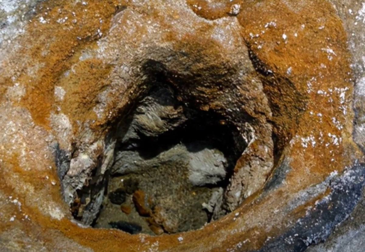 Silic dioxit và canxi oxit là kết quả của một quá trình tương tác lâu dài giữa sắt và đá sa thạch. Ước tính, ống có tuổi đời 150.000 năm. Các nhà lý thuyết về người ngoài hành tinh cổ đại rất hào hứng với phát hiện giật gân này. Ảnh: @Shrouded Knowledge.