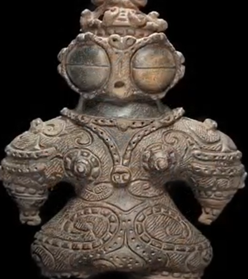 Với hông và ngực rộng, theo các chuyên gia, Dogu có lẽ cũng đại diện cho hình dáng phụ nữ mang thai, giống với các biểu tượng sinh sản do các nền văn hóa tiền sử khác tạo ra, nó có thể được dùng làm nghi thức trong hỗ trợ sinh nở, hoặc trong các nghi lễ chôn cất. Ảnh: @MindApparent.