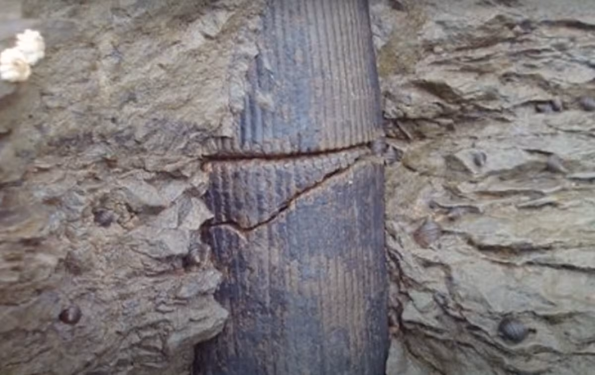 Có những ống Baigong tương tự chạy dọc theo bề mặt đồi và hồ gần đó. Bai Yu mang đến phòng thí nghiệm để nghiên cứu thì phát hiện, các ống này bao gồm oxit sắt, silic dioxit và canxi oxit, nhưng 8% là một chất chưa xác định. Ảnh: @Shrouded Knowledge.