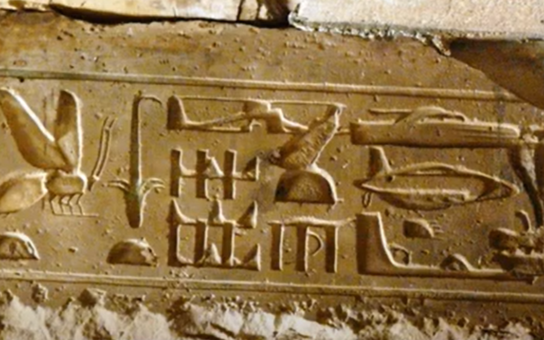 Có quan điểm cho rằng, đây là sản phẩm điêu khắc của người ngoài hành tinh cổ đại, có thể họ muốn đánh dấu, hay truyền tải một tín hiệu, thông điệp nào đó cho văn minh loài người. Ảnh: @Armchair Egyptology.